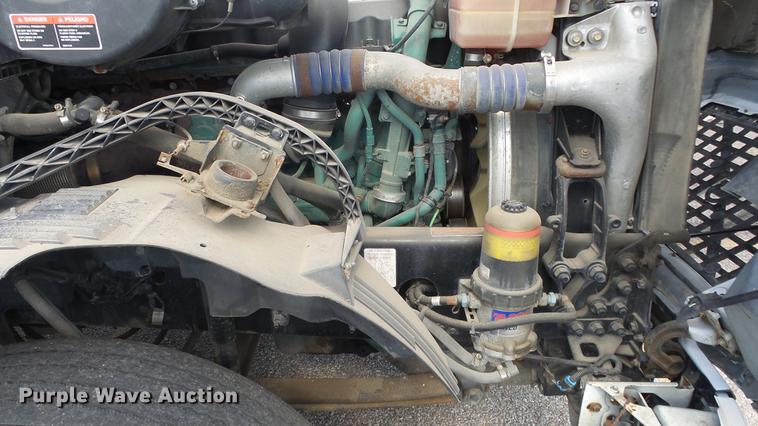 image for item DF4274 2012 Volvo VNL semi truck