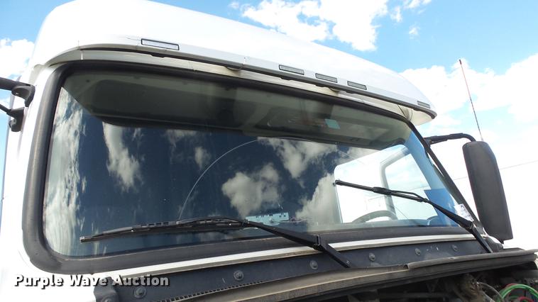 image for item DF4274 2012 Volvo VNL semi truck