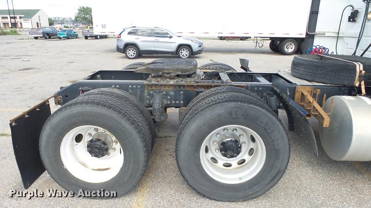 image for item DF4274 2012 Volvo VNL semi truck