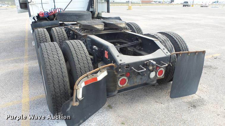 image for item DF4274 2012 Volvo VNL semi truck