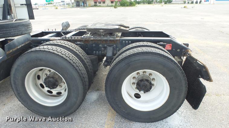 image for item DF4274 2012 Volvo VNL semi truck