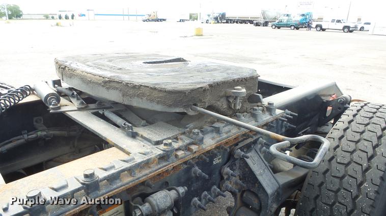 image for item DF4274 2012 Volvo VNL semi truck