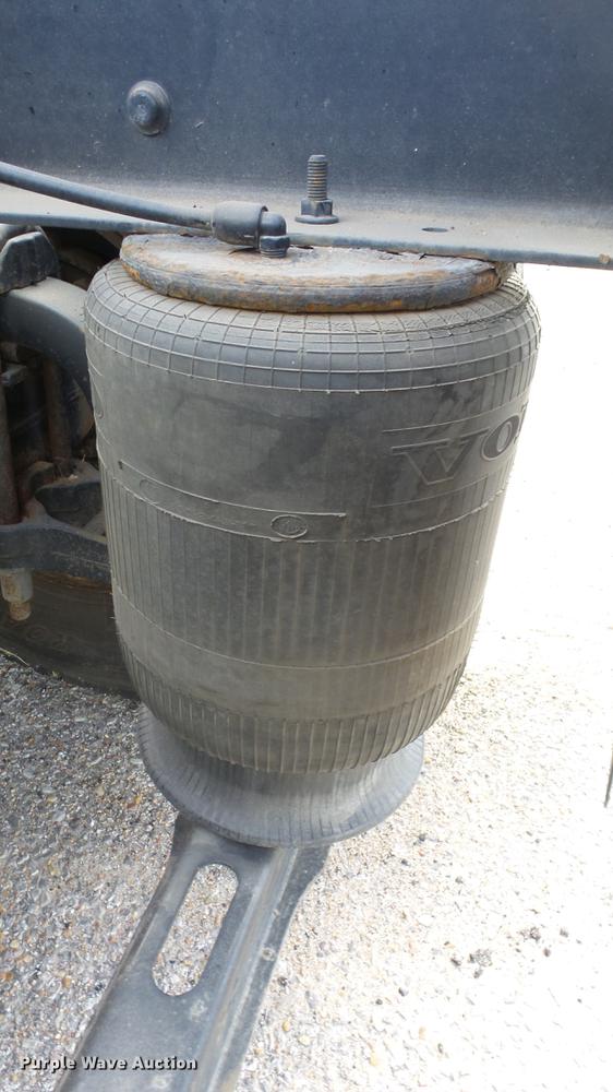 image for item DF4274 2012 Volvo VNL semi truck