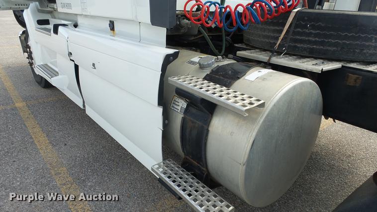 image for item DF4274 2012 Volvo VNL semi truck