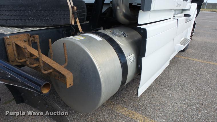 image for item DF4274 2012 Volvo VNL semi truck