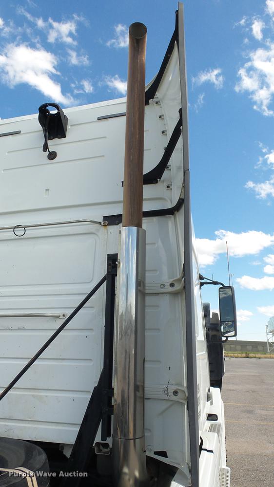 image for item DF4274 2012 Volvo VNL semi truck