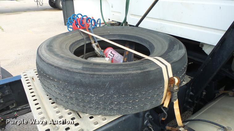 image for item DF4274 2012 Volvo VNL semi truck