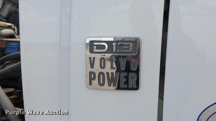 image for item DF4274 2012 Volvo VNL semi truck