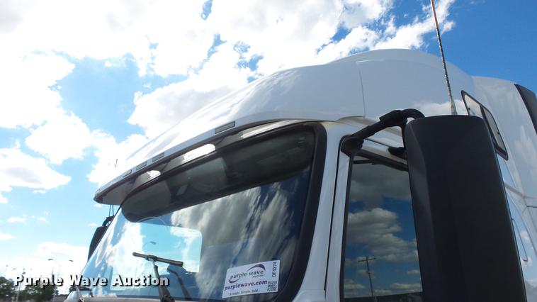 image for item DF4274 2012 Volvo VNL semi truck