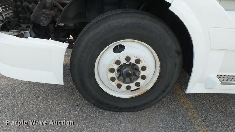 image for item DF4274 2012 Volvo VNL semi truck