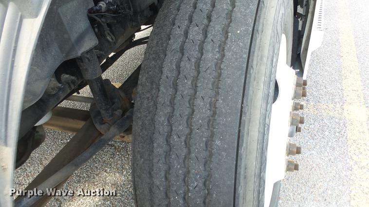 image for item DF4274 2012 Volvo VNL semi truck