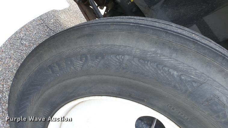 image for item DF4274 2012 Volvo VNL semi truck