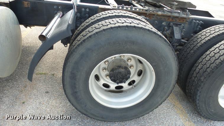 image for item DF4274 2012 Volvo VNL semi truck