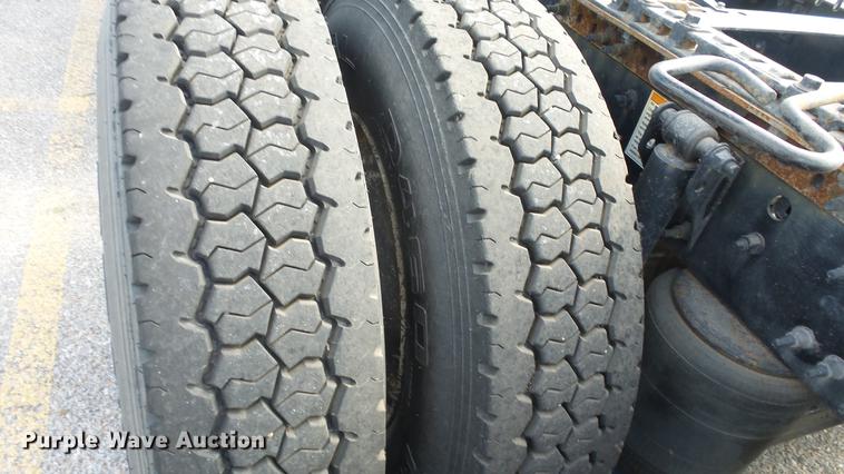 image for item DF4274 2012 Volvo VNL semi truck