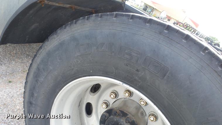 image for item DF4274 2012 Volvo VNL semi truck