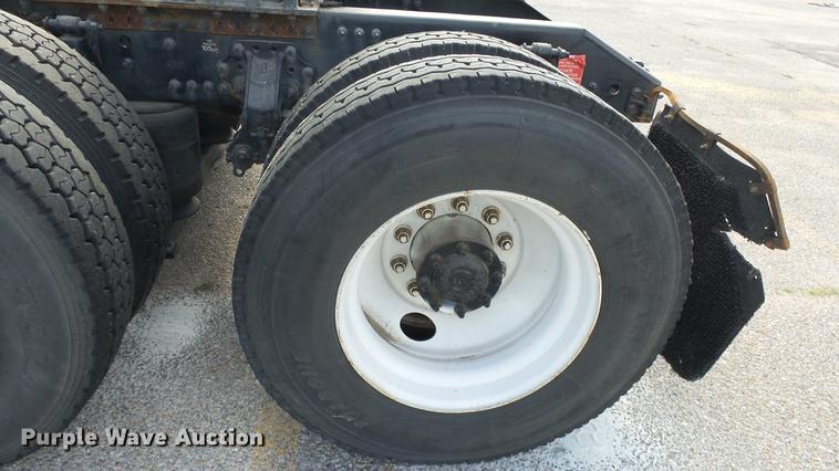 image for item DF4274 2012 Volvo VNL semi truck