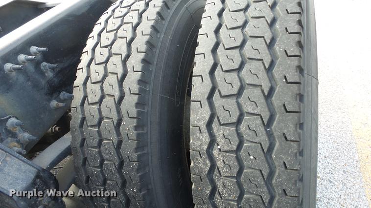 image for item DF4274 2012 Volvo VNL semi truck