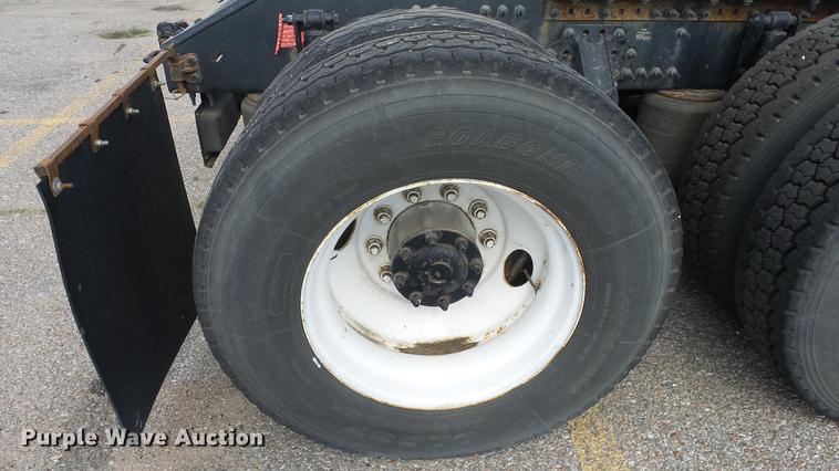 image for item DF4274 2012 Volvo VNL semi truck