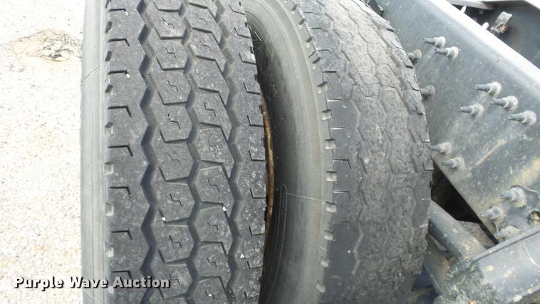 image for item DF4274 2012 Volvo VNL semi truck