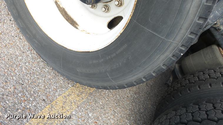 image for item DF4274 2012 Volvo VNL semi truck