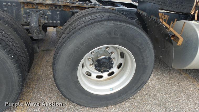 image for item DF4274 2012 Volvo VNL semi truck