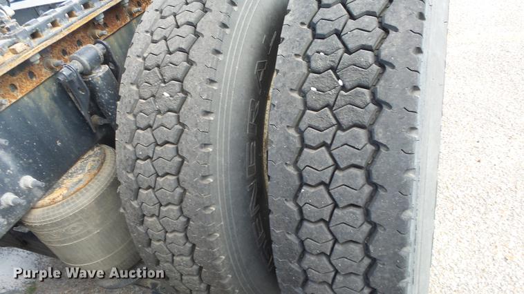 image for item DF4274 2012 Volvo VNL semi truck