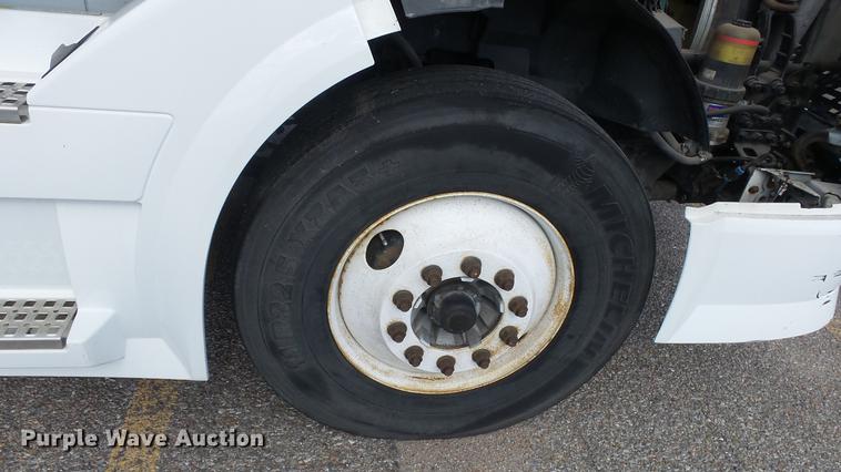 image for item DF4274 2012 Volvo VNL semi truck