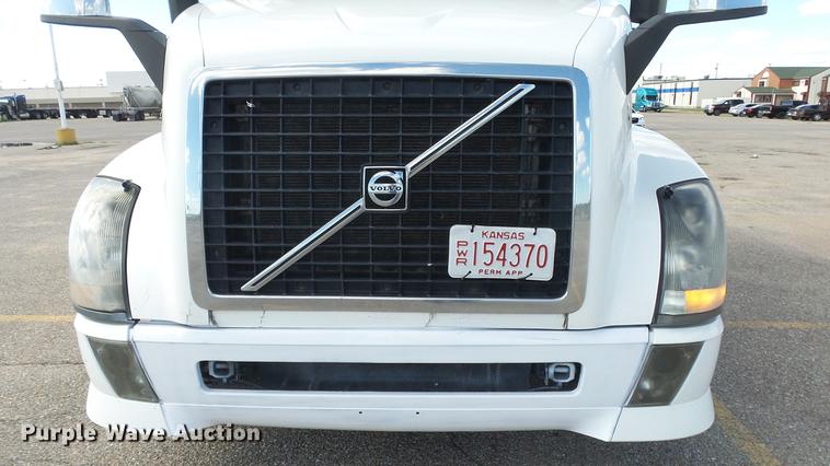 image for item DF4274 2012 Volvo VNL semi truck