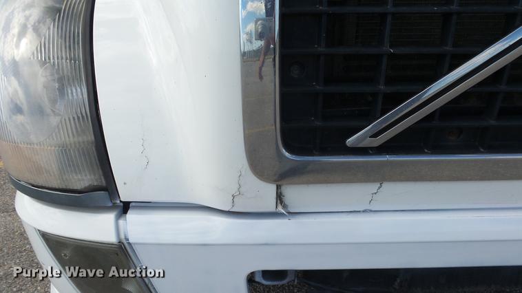 image for item DF4274 2012 Volvo VNL semi truck