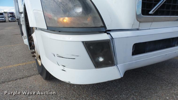 image for item DF4274 2012 Volvo VNL semi truck