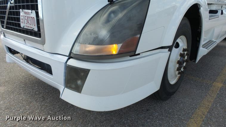 image for item DF4274 2012 Volvo VNL semi truck