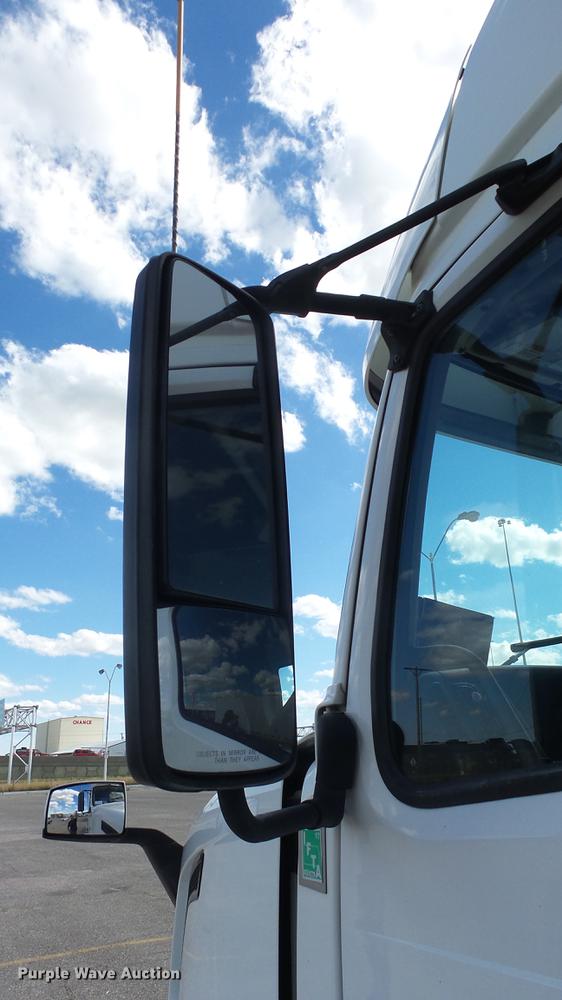 image for item DF4274 2012 Volvo VNL semi truck