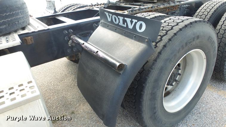 image for item DF4274 2012 Volvo VNL semi truck