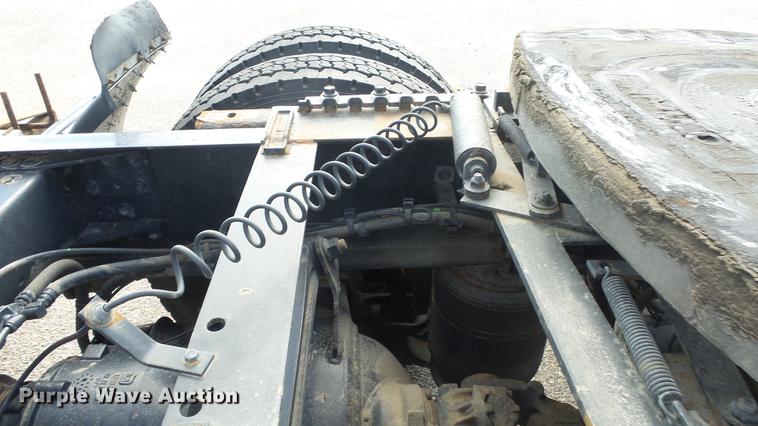 image for item DF4274 2012 Volvo VNL semi truck