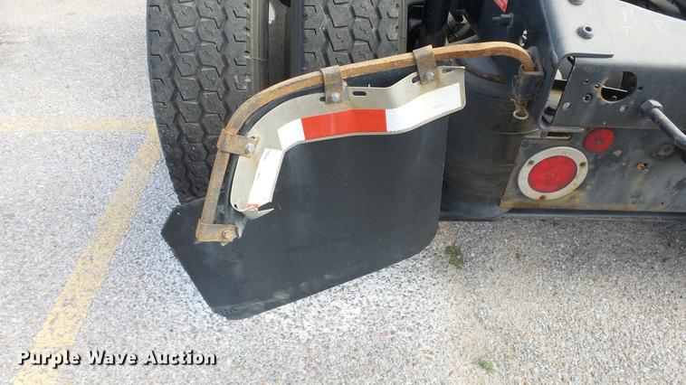 image for item DF4274 2012 Volvo VNL semi truck