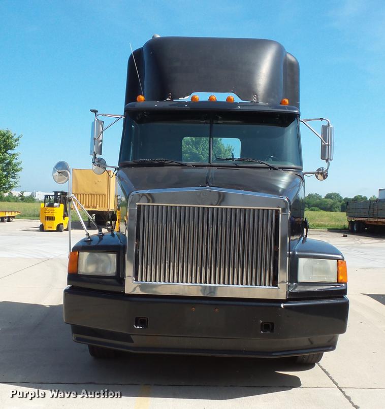 image for item DV9329 1995 White Gmc WCA semi truck