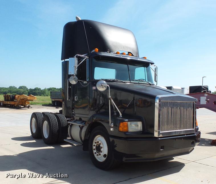 image for item DV9329 1995 White Gmc WCA semi truck