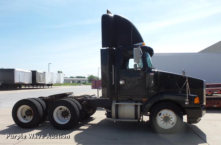 image for item DV9329 1995 White Gmc WCA semi truck