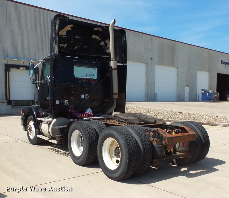 image for item DV9329 1995 White Gmc WCA semi truck