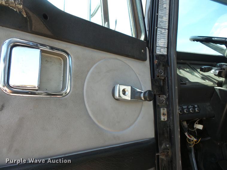 image for item DV9329 1995 White Gmc WCA semi truck