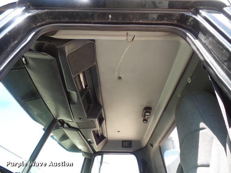 image for item DV9329 1995 White Gmc WCA semi truck