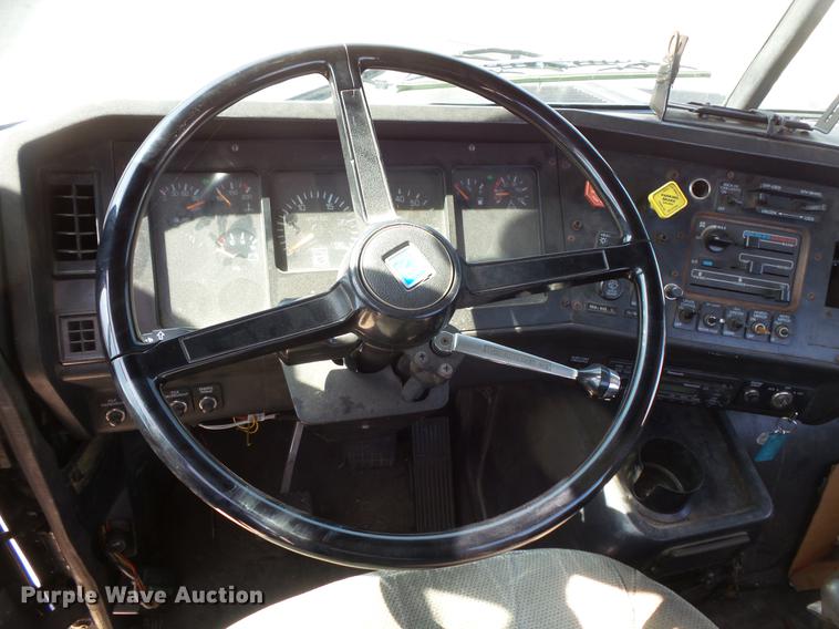 image for item DV9329 1995 White Gmc WCA semi truck