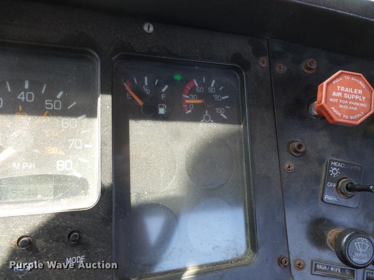 image for item DV9329 1995 White Gmc WCA semi truck