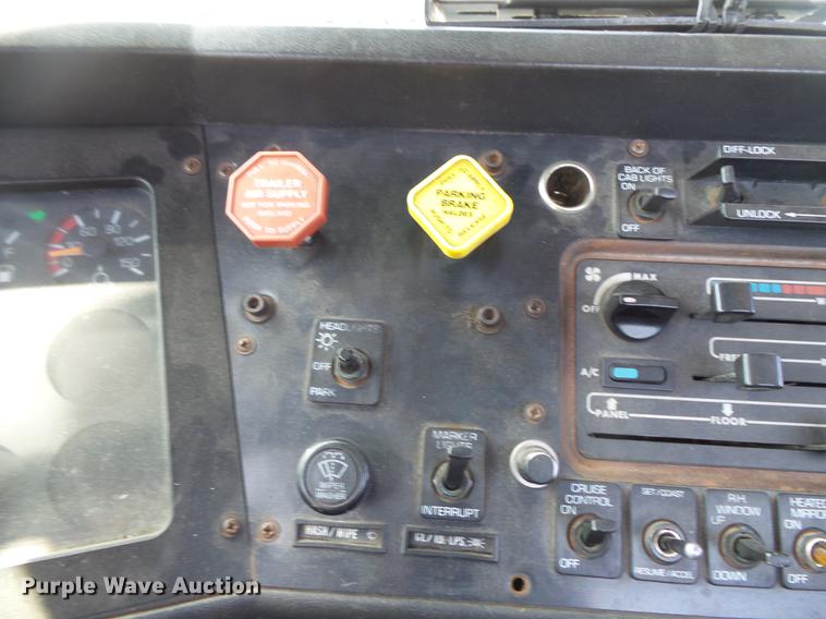 image for item DV9329 1995 White Gmc WCA semi truck