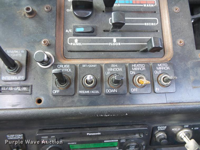 image for item DV9329 1995 White Gmc WCA semi truck