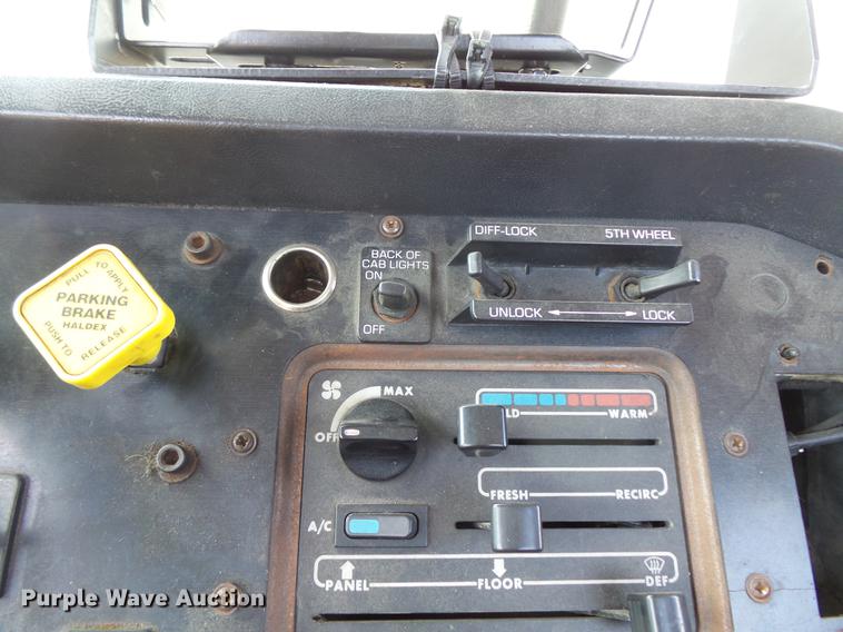 image for item DV9329 1995 White Gmc WCA semi truck