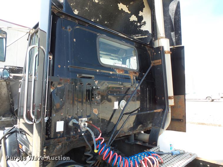 image for item DV9329 1995 White Gmc WCA semi truck