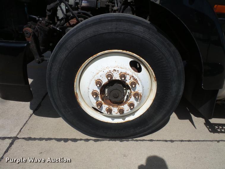 image for item DV9329 1995 White Gmc WCA semi truck