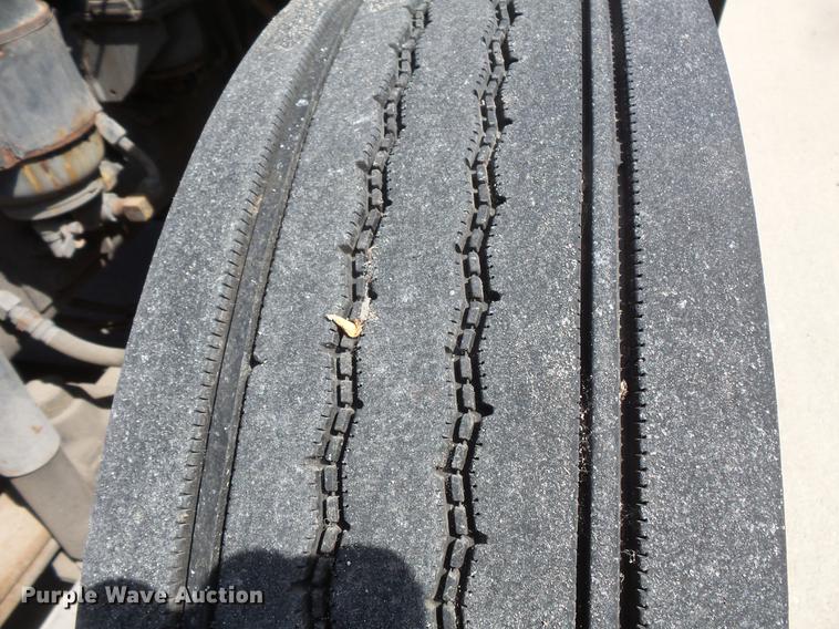 image for item DV9329 1995 White Gmc WCA semi truck