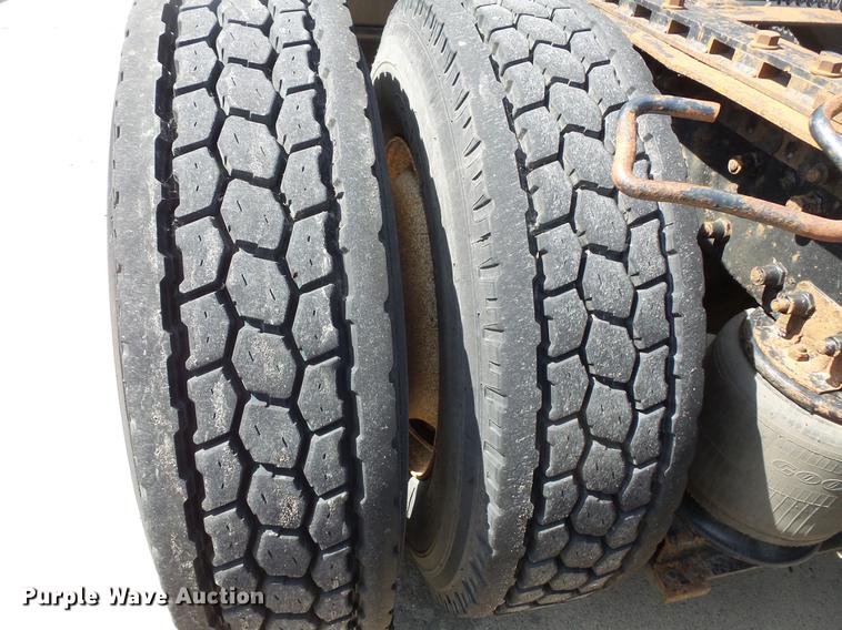 image for item DV9329 1995 White Gmc WCA semi truck